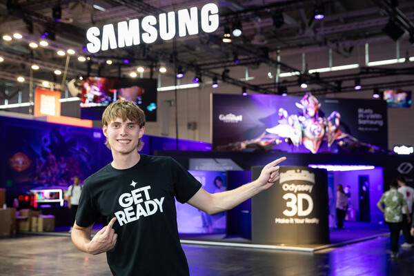 삼성전자 모델이 독일 쾰른에서 열린 '게임스컴 2024(Gamescom 2024)'에서 삼성전자 부스를 소개하고 있다.
