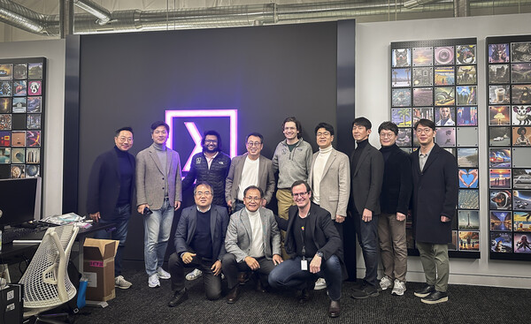 지난 1월 람다의 산호세 본사에서 SKT 유영상 CEO(사진 뒷줄 왼쪽서 4번째)와 람다 창업자 겸 CEO 스티븐 발라반(뒷줄 왼쪽서 5번째) 등 양사 주요 관계자들이 협력 방안을 논의한 후 기념사진을 촬영하고 있는 모습 [SK텔레콤 제공]