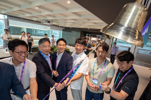 KT가 경기 성남시에 위치한 판교 사옥에서 이 사옥 내 오픈 이노베이션 센터에 입주한 11곳의 유망 벤처·스타트업의 상반기 성과를 공유하고, KT 그룹과의 실질적 사업 협력 개시를 축하하는 'DB-Bell Ceremony'를 20일 개최했다 [KT 제공]
