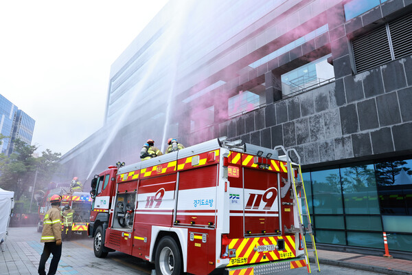 을지연습 기간 소방관들이 NH통합IT센터에서 실제 화재상황을 가정한 화재 진압훈련을 진행하고 있다. [NH농협은행 제공]