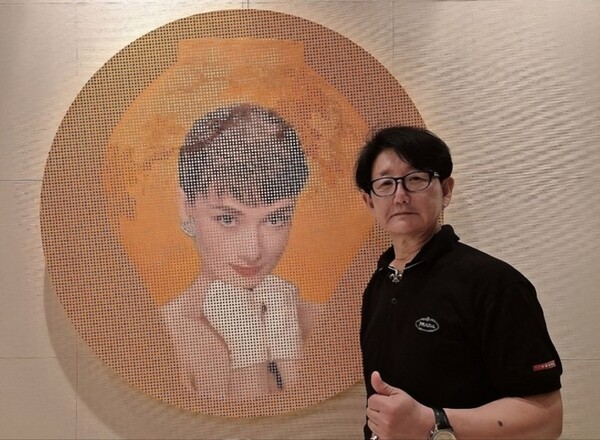 철화백자와 오드리햅번(100호/2024) 작품과 김중식 작가 [미래에셋증권 제공]