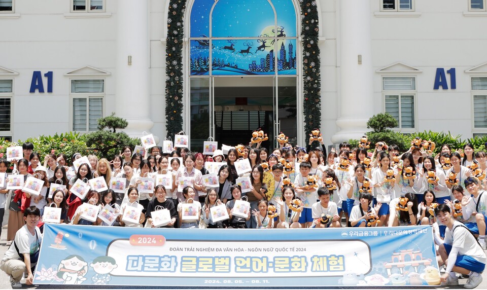 우리다문화장학재단은 지난 5일부터 11일까지 다문화 청소년으로 구성된 글로벌 문화체험단을 꾸려 베트남 하노이를 방문해 다양한 활동과 체험을 지원했다. 체험단이 프로그램에 참여하여 기념촬영을 하고 있다. [우리금융그룹 제공]