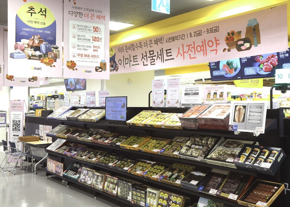 이마트는 추석 선물세트 사전예약이 시작된 지난 2일부터 20일까지 19일간 매출을 분석한 결과, 건강식품 선물세트 매출이 큰 폭으로 늘어난 것으로 나타났다고 21일 밝혔다. [이마트 제공]