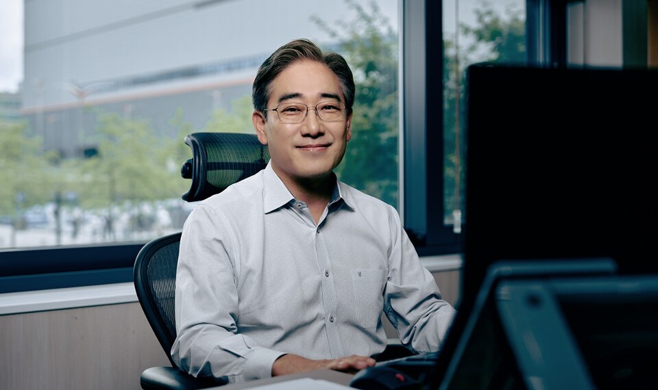 김성한 SK하이닉스 FE(Front-End, 전공정)구매 담당 부사장이 인터뷰에 임하고 있다. [SK하이닉스 제공]