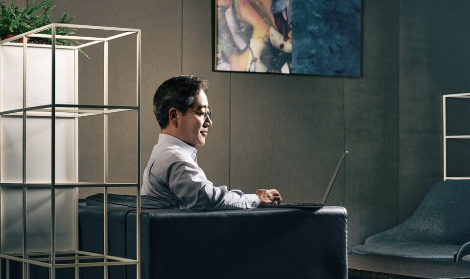 김성한 SK하이닉스 FE(Front-End, 전공정)구매 담당 부사장이 인터뷰에 임하고 있다. [SK하이닉스 제공]