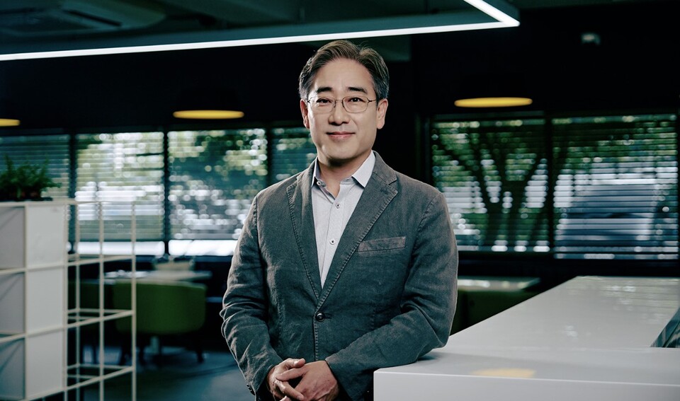 김성한 SK하이닉스 FE(Front-End, 전공정)구매 담당 부사장이 인터뷰에 임하고 있다. [SK하이닉스 제공]