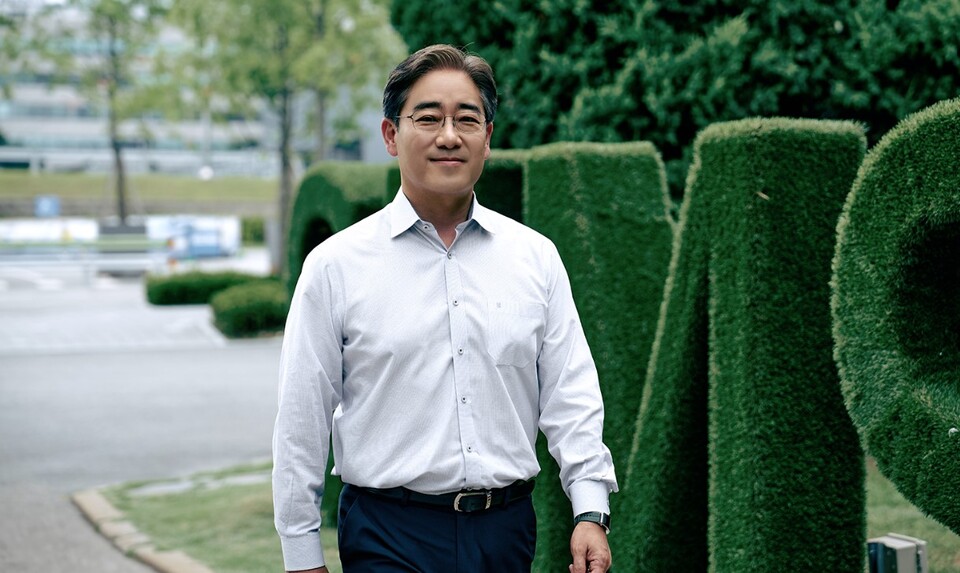 김성한 SK하이닉스 FE(Front-End, 전공정)구매 담당 부사장이 인터뷰에 임하고 있다. [SK하이닉스 제공]