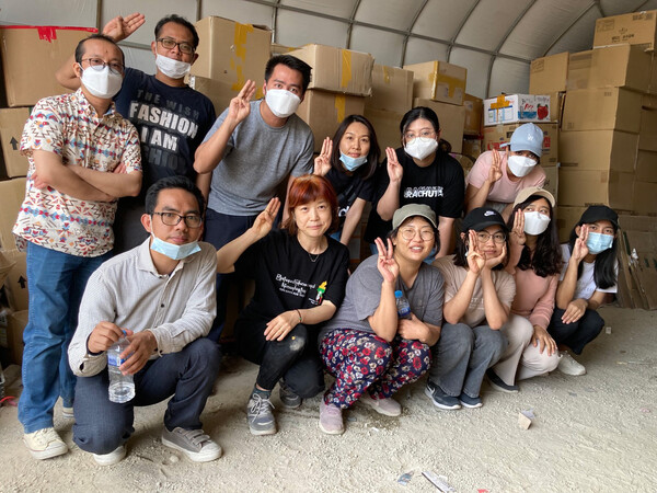 미얀마 난민 지원 현지 자원봉사자들 [LG생활건강 제공]