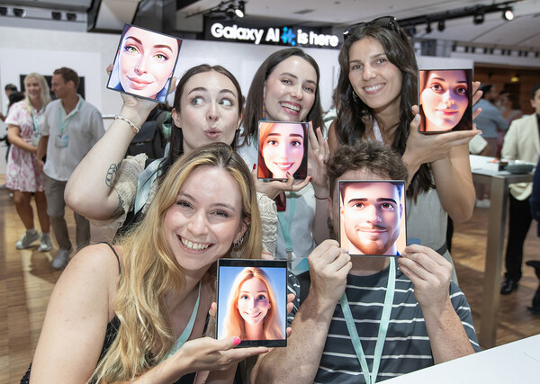 프랑스 파리 '카루젤 뒤 루브르(Carrousel du Louvre)'에서 개최된 하반기 '갤럭시 언팩 2024'에서 관람객이 '갤럭시 Z 폴드6'와 '갤럭시 Z 플립6'을 체험하고 있다 [삼성전자 제공]