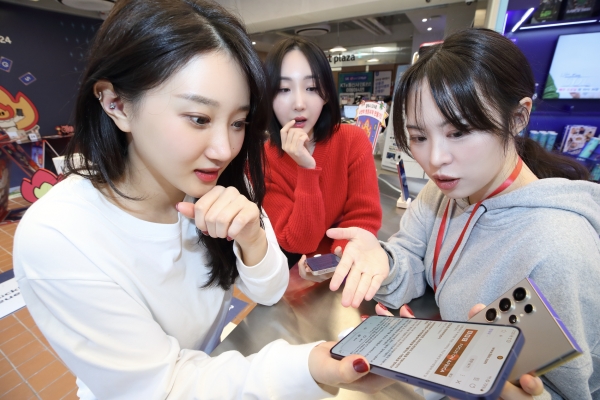 KT 홍대 애드샵플러스에서 체험크루(프로모터)가 갤럭시S24 시리즈 체험을 소개하는 모습이다. [KT 제공]
