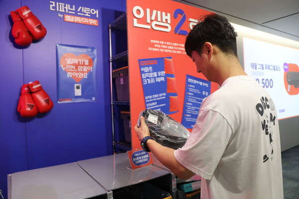 이마트 본사 리퍼브 팝업 스토어에서 상품을 고르는 임직원의 모습.