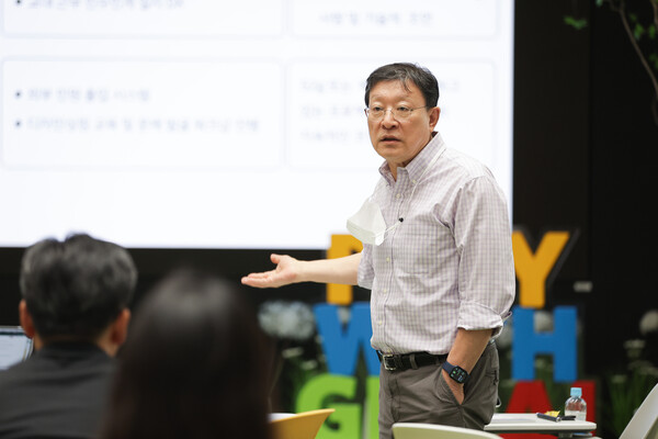 허태수 GS그룹 회장이 GS 그룹의 디지털 혁신을 주도하고 있는 52g 협의체에 참여해 현장 직원들의 자발적인 혁신 참여의 중요성을 강조하고 있다.