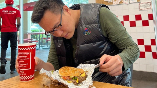 김동선 본부장은 최근 "열일 중"이라는 글과 함께 '파이브가이즈' 미국 매장에서 찍은 사진을 SNS에 공개했다. [인스타그램 캡처]