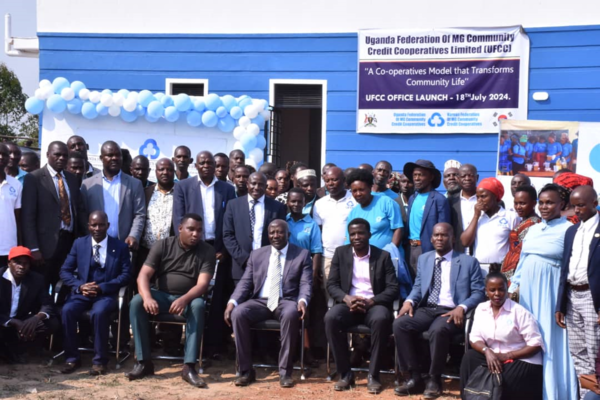 우간다 새마을금고 지도자와 정부 관계자들이 우간다 새마을금고중앙회 신축회관 개소식을 마친 뒤 기념사진을 촬영하고 있다. [새마을금고중앙회 제공]