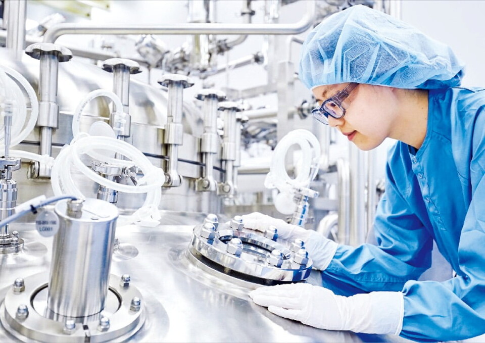 삼성바이오로직스 연구원이 인천 송도공장에서 위탁개발생산 장비를 점검하고 있다. [삼성바이오로직스 제공]