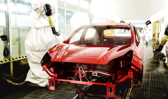 현대자동차그룹 도장 공정에서 로봇 팔이 차체에 칠해진 페인트를 열풍으로 건조시키고 있다. [현대자동차그룹 제공]