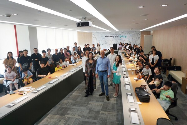 상상인그룹이 지난 24일 여의도 상상인증권 본사에서 세계적 명사가 휠체어 사용 아동들을 대상으로 음악을 교육하는 ‘명사 특강’을 실시했다. ‘명사 특강’ 진행 현장 이미지 [상상인그룹 제공] 