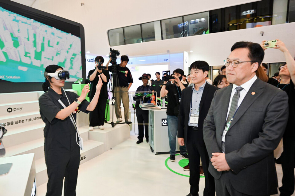 김병환 금융위원장(오른쪽)과 박상진 네이버페이 대표(오른쪽에서 두번째)가 27일 오전 서울 동대문디자인플라자(DDP)에서 열린 '코리아 핀테크 위크 2024'의 네이버페이 부스에서 '부동산 VR 투어' 시연을 참관하고 있다. [네이버페이 제공]