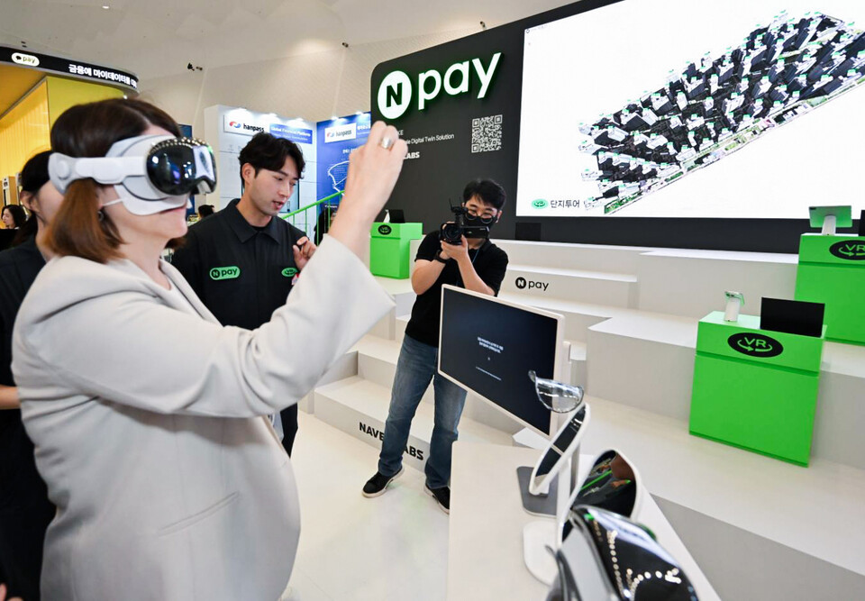 긴타레 스카이스테 리투아니아 재무부 장관이 27일 오전 서울 동대문디자인플라자(DDP)에서 열린 ‘코리아 핀테크 위크 2024’의 네이버페이 부스에서 ‘부동산 VR투어’를 직접 체험하고 있다. [네이버페이 제공]
