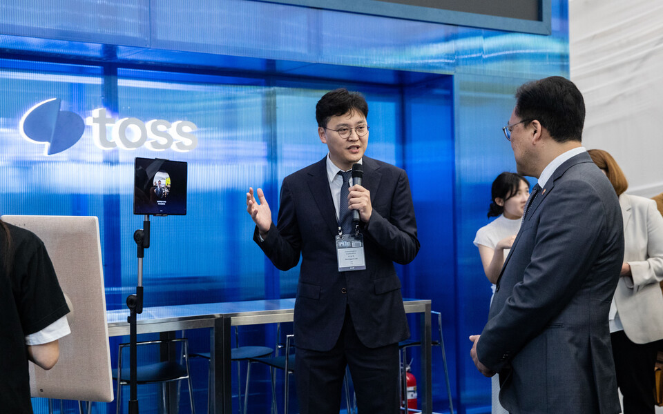 비바리퍼블리카 이승건 대표(왼쪽)가 김병환 금융위원장(오른쪽)에게 얼굴인증 암표방지 서비스를 설명하는 모습. [토스 제공]