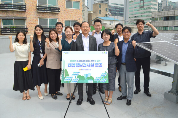 박병규 NH농협은행 수석부행장(가운데)과 임직원들이 지난 26일 농협은행 의정부시지부에서 열린 태양광 발전시설 준공행사에서 기념사진을 촬영하고 있다. [NH농협은행 제공]