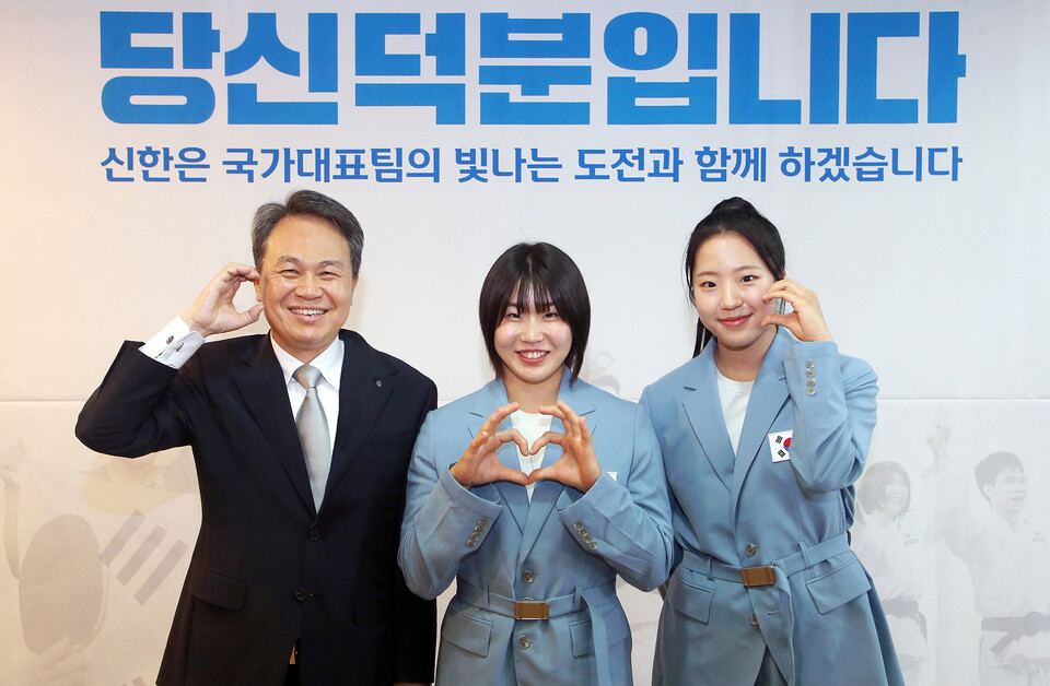 신한금융그룹은 지난 27일 오후 서울 중구에 위치한 신한금융 본사에서 제33회 파리 올림픽에서 훌륭한 성과를 낸 후원 선수들을 초청해 축하와 격려의 시간을 가졌다. 이날 행사에 참석한 (사진왼쪽부터)진옥동 신한금융 회장, 허미미 선수, 신유빈 선수가 기념촬영을 하고 있다. [신한금융그룹 제공]