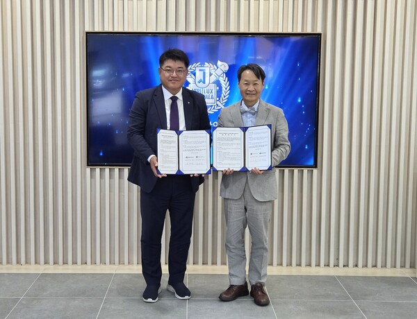 DB손해보험이 지난 22일 서울대학교 관악캠퍼스 해동학술관에서 서울대학교와 ‘혁신창업 생태계 활성화를 위한 업무협약(MOU)’을 체결했다. 심진섭 DB손해보험 본부장(왼쪽)과 서울대학교 창업지원단장 강건욱 교수(오른쪽)가 기념사진을 촬영하고 있다. [DB손해보험 제공]