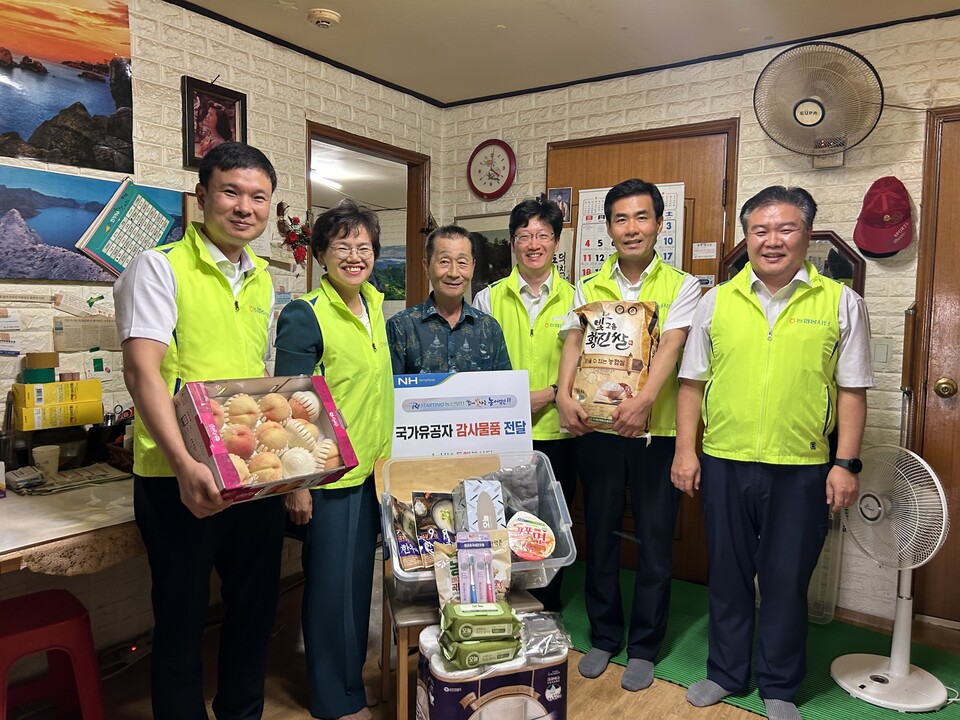 조은주 농신보 상무(왼쪽에서 2번째)와 동행봉사단이 국가유공자 윤박현씨와 기념 촬영을 하고 있다. [농협 제공]