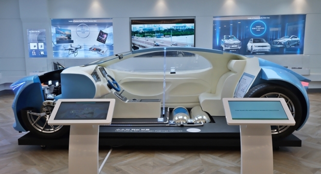 포스코인터내셔널 구동모터코어가 적용된 친환경차 모형. [포스코인터내셔널 제공]