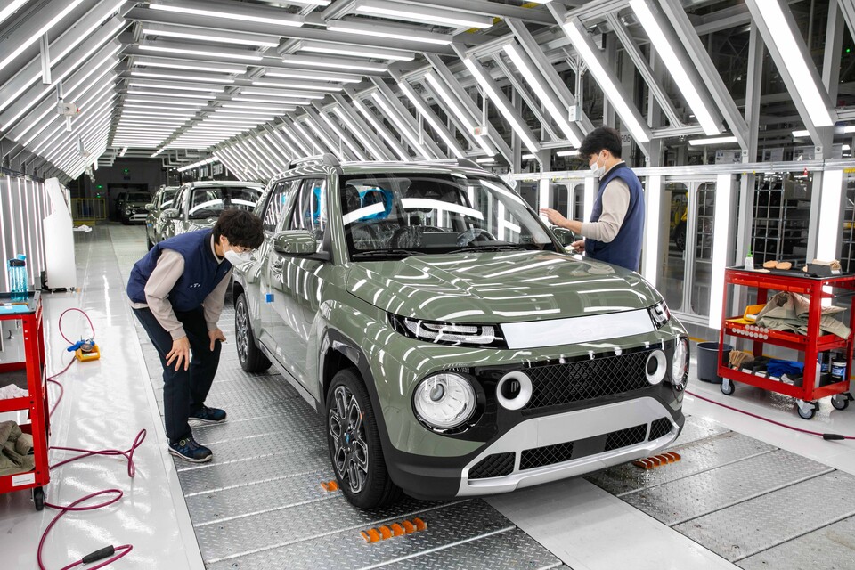 직원들이 생산라인에서 조립된 캐스퍼 자동차를 점검하고 있다.