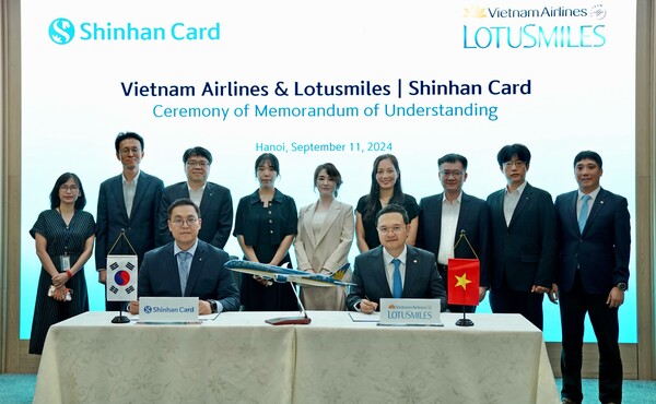 응우옌 시 탄 베트남항공 로터스마일즈 대표(앞줄 오른쪽), 김태경 신한카드 영업총괄 본부장(앞줄 왼쪽), 양사 관계자들이 제휴카드 상품 개발 및 공동 마케팅 추진을 위한 협약식을 마치고 기념사진을 촬영하고 있다. [신한카드 제공]