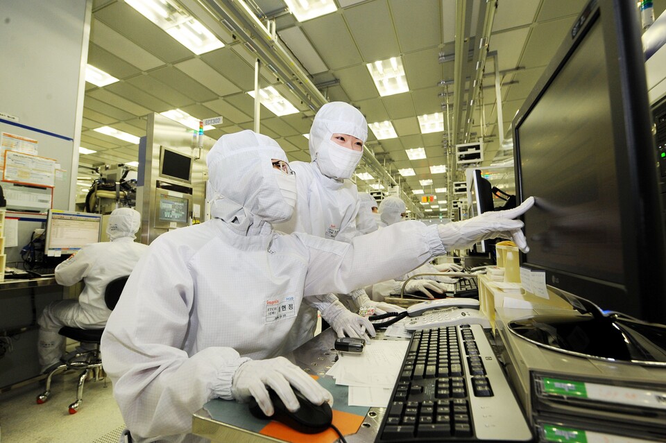 SK하이닉스 직원들이 경기도 이천공장에서 반도체 생산 공정을 점검하는 모습. [SK하이닉스 제공]