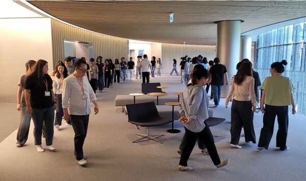 한화생맹 김진 대표 초청 바르게 걷기 강좌에서 실습을 하고 있는 수강생들.