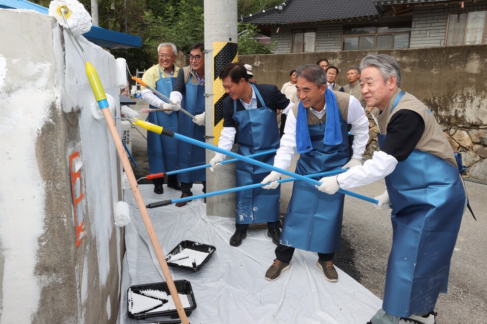 강호동 회장(오른쪽에서부터 첫번째), 윤준병 의원(오른쪽에서부터 두번째), 이학수 정읍시장(오른쪽에서부터 세번째)이 농협 사랑의 집고치기 행사에서 담장도색을 하고 있다. [농협 제공]