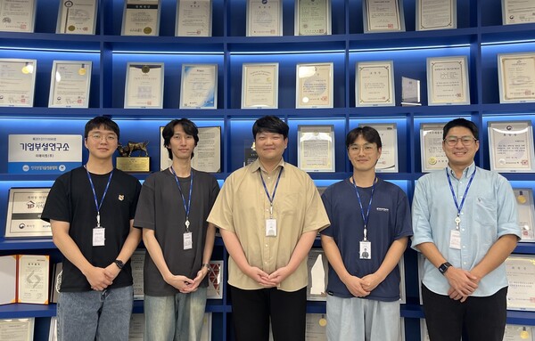 이에이트 SPH(Smoothed Particle Hydrodynamics) 연구팀이 반도체 등 고성능 전자기기의 고열로 인한 성능 저하를 예측하고 제어할 수 있는 기술 개발에 성공했다. 연구팀은 고체의 열변형 시뮬레이션을 위한 TLSPH(Total Lagrangian SPH) 기반 혁신적인 열변형 모델을 개발해 FEM(Finite Element Method) 대비 높은 정확도를 검증했고 관련된 논문이 SCI 저널인 'Computers and Structures'에 게재했다.