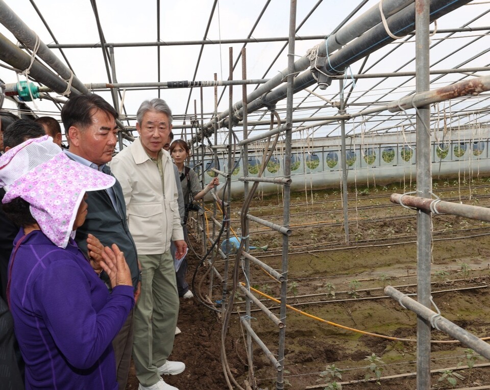 27일 경상남도 진주시 폭우피해 농가 현장을 방문한 강호동 농협중앙회장(흰색 점퍼 착용)이 피해농업인을 위로하고 있다. [농협 제공]