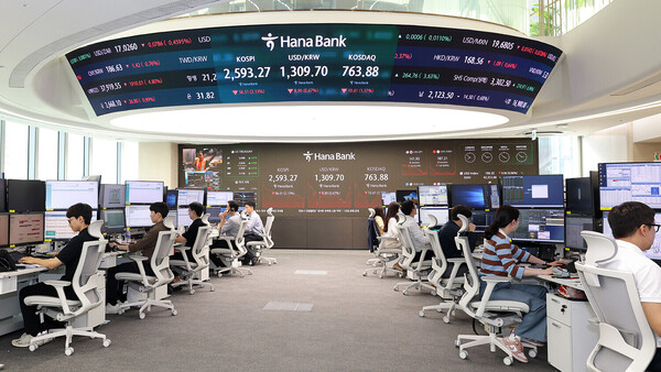 하나은행이 외환시장 구조개선 시행 후 급증하는 디지털 FX 거래 수요에 발 빠르게 대응하기 위해 딜링룸 조직 개편을 진행한다 [하나은행 제공]