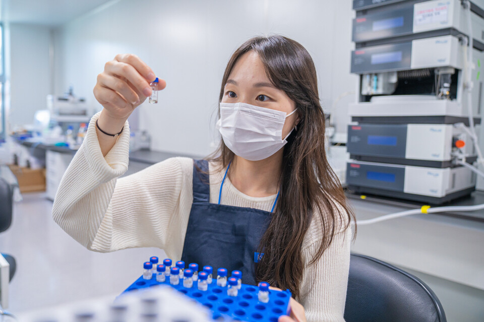 콜마비앤에이치 식품과학연구소 연구원. [콜마비앤에이치 제공]