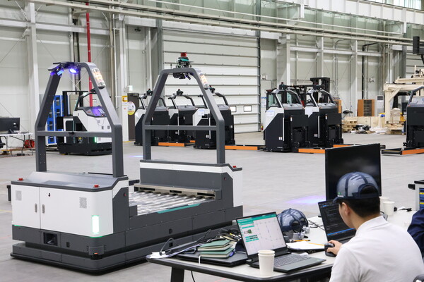 고객사 공급을 앞둔 현대무벡스 AGV 검수 장면.