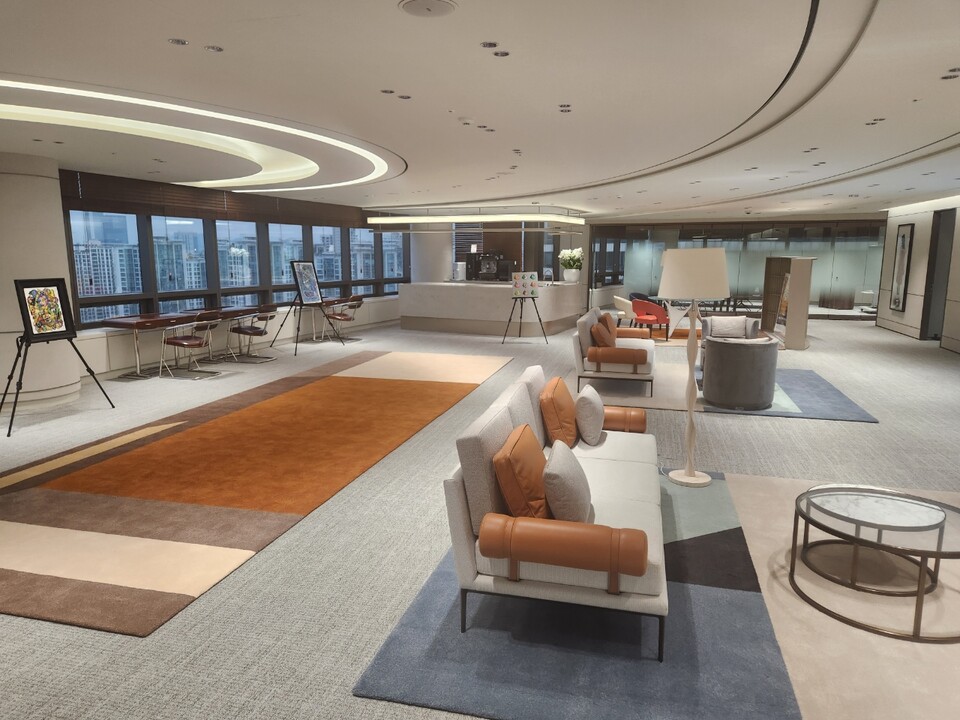 탁 트인 전망을 품은 ‘호텔라운지 같은 PB룸’ 컨셉의 우리은행 ‘투체어스W도곡’. [우리은행 제공]