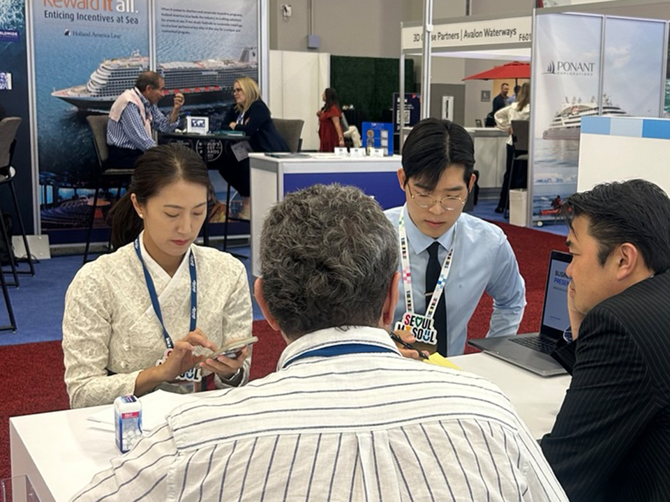 마인즈그라운드 주식회사 민환기 대표(오른쪽)가 IMEX America 현장에서 글로벌 바이어들과 상담을 진행하며 비즈니스 기회를 제공하는 등 다양한 영업 활동을 하고 있다. [마인즈그라운드 제공]