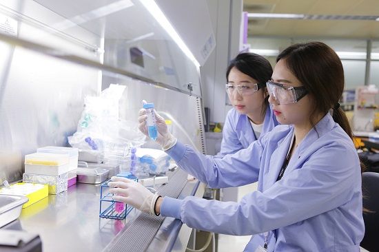 LG화학 기술연구소 연구원들이 생명과학 관련 연구개발을 진행하고 있다. [LG화학 제공]