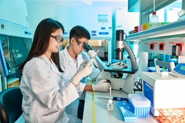 삼성바이오로직스 연구원들이 인천 송도 본사 연구실에서 공정 연구를 하고 있다. [삼성바이오로직스 제공]