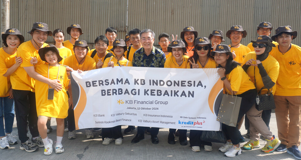 KB금융 직원들이 인도네시아 아동들에게 점심을 만들어 전달한 후 기념촬영을 하고 있다. [KB금융그룹 제공]
