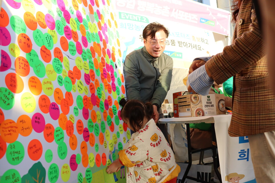지난 20일 잠수교 뚜벅뚜벅축제에서 이종욱 농협 농업농촌지원본부장이 시민들에게 희망농업행복농촌 서포터즈의 취지를 설명하고 있다. [농협중앙회 제공]