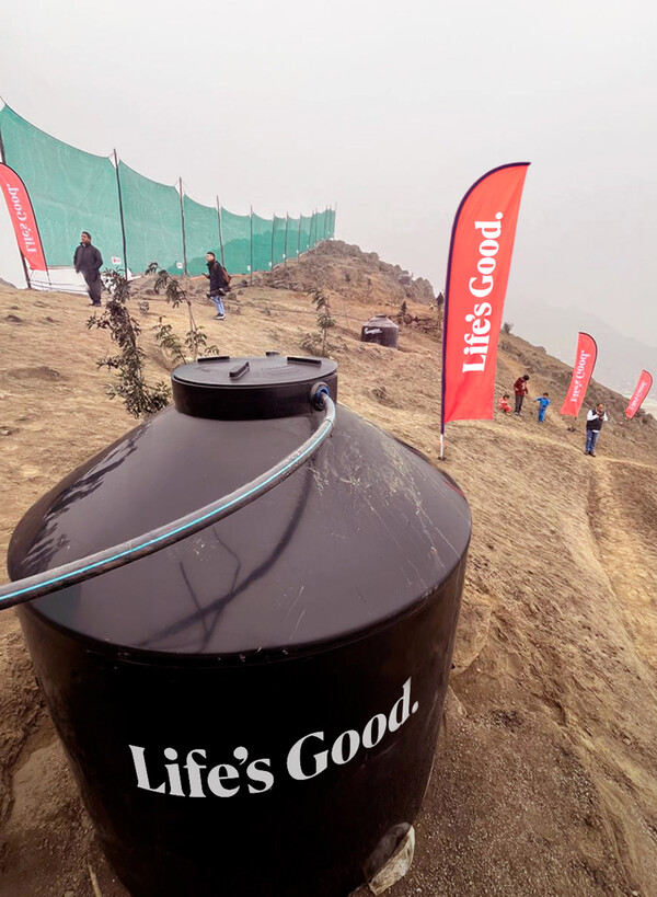 페루 리마에서 진행된 '물안개 포집 기반 생활용수 확보' 프로젝트 현장. 이 프로젝트는 해안가 산악 지역에 물안개 포집망을 설치해 밤 사이 발생한 물안개와 수증기를 생활용수로 전환, 물 부족 문제를 겪어온 총 85가구에 깨끗하고 안전한 생활용수를 공급한 사례다 [LG전자 제공]