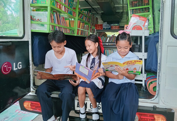 필리핀에서 진행된 '이동식 도서관 차량 방문' 프로젝트 활동 모습. 이 프로젝트는 이동식 도서관 차량이 저소득 지역을 방문해 독서 기회를 제공하고 학생들의 학습권을 보장한 사례다 [LG전자 제공]