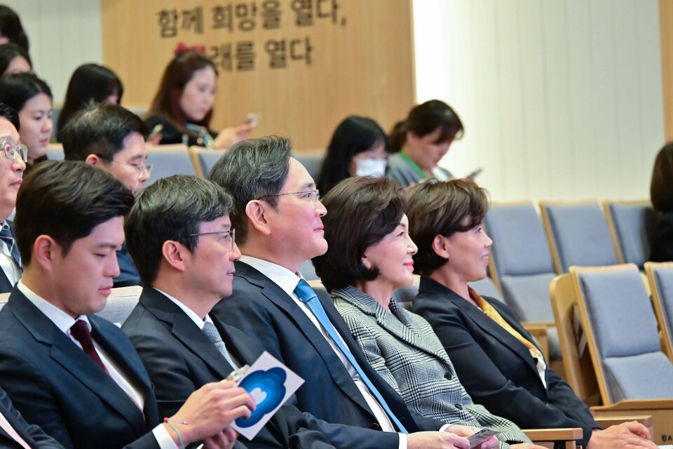 (왼쪽부터) 김용태 국회의원, 김영태 서울대병원장, 이재용 삼성전자 회장, 홍라희 전 리움미술관장, 최은화 소아암ㆍ희귀질환지원사업단장. [삼성전자 제공]