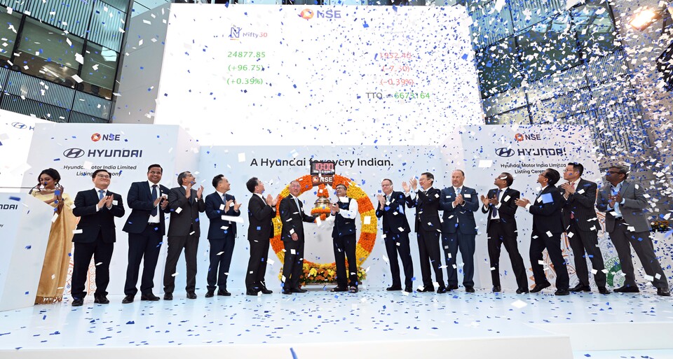 현대자동차그룹 정의선 회장(가운데 왼쪽)이 타종을 하는 모습. [현대자동차그룹 제공]