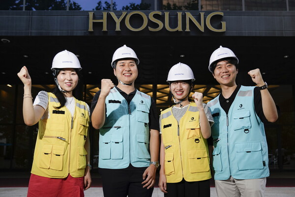 효성 본사 앞에서 임직원들이 안전조끼를 입고 촬영을 하고 있다. 안전조끼는 효성 협력사 200여곳 전달된다 [효성 제공]